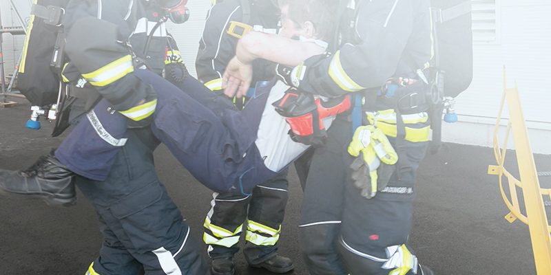 Feuerwehrmänner bergen einen Verletzten