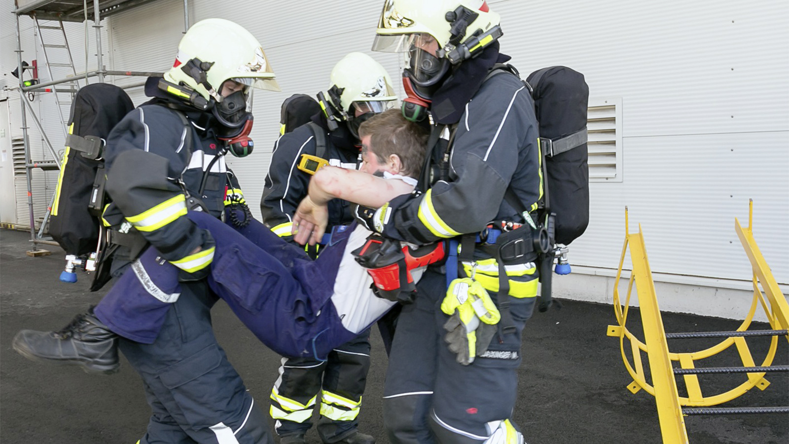 Feuerwehrleute bergen einen Verletzten